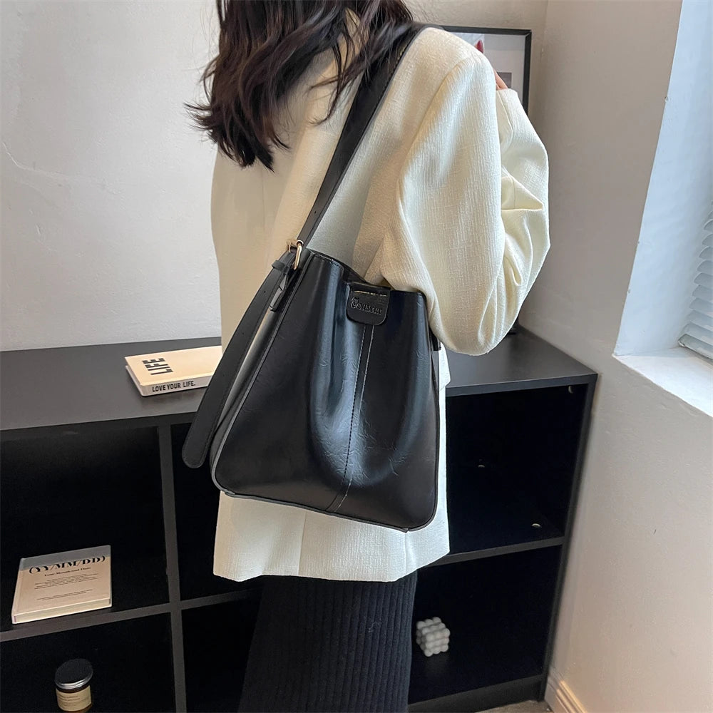 Rosavalo Aurélia Retro Leather Tote Bag | Refined & Versatile Design