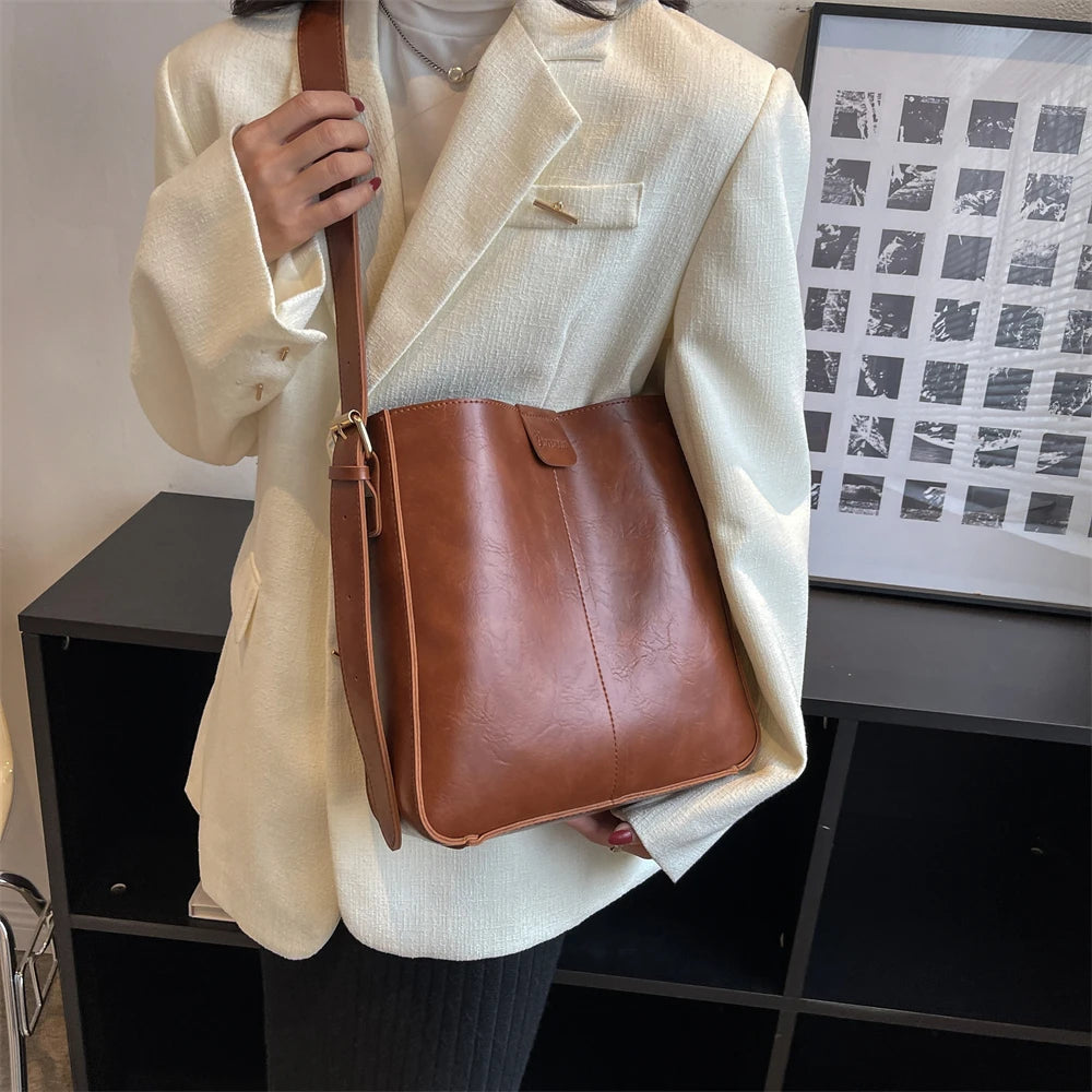 Rosavalo Aurélia Retro Leather Tote Bag | Refined & Versatile Design